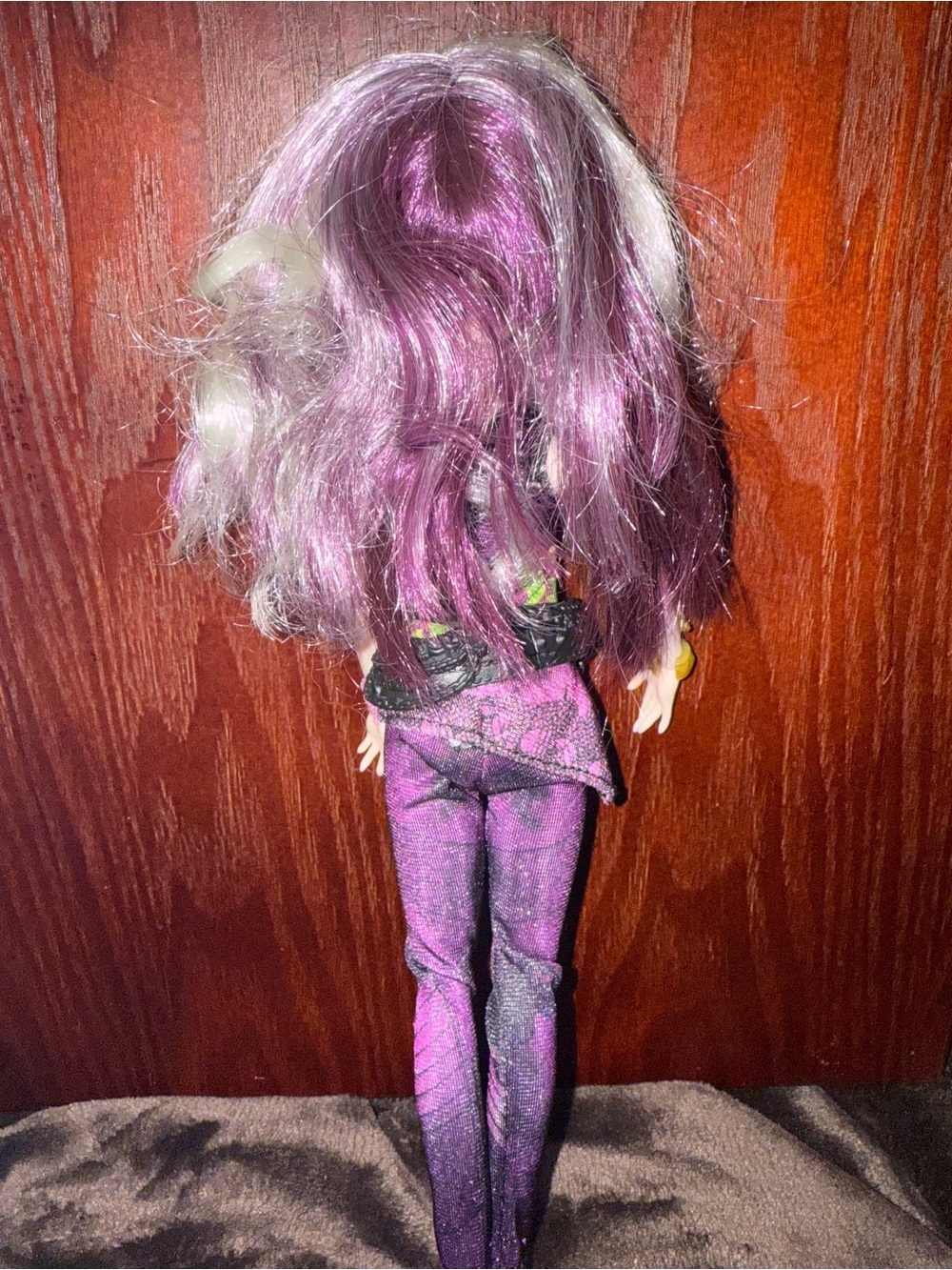 Descendants 2 Mal Fashion Doll Hasbro Blonde and Purple Hair - Picture 4 of 11